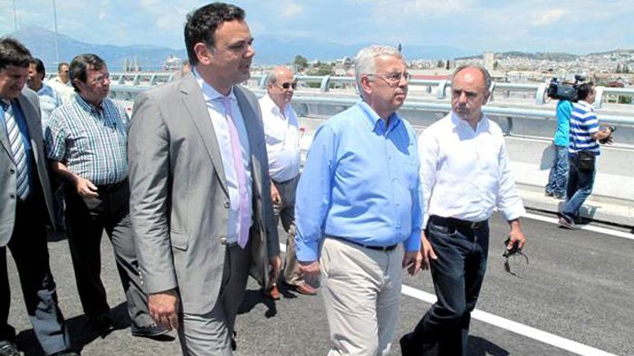 Στη μέση, ο Γενικός Γραμματέας Δημοσίων Έργων, Στράτος Σιμόπουλος, κατά την παράδοση στην κυκλοφορία της σύνδεσης του λιμένα Πάτρας με την Περιμετρική